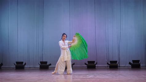 女性舞者表演傣族舞蹈高清图片下载-正版图片500194381-摄图网