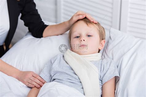 母亲照顾生病的儿子和在卧室中抚摸其前高清图片下载-正版图片505652364-摄图网