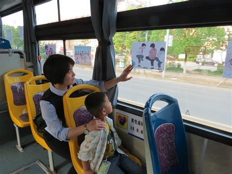 儿童节坐上公交车 和父母一起“丢沙包”“踢毽子”|沙包|踢 ...