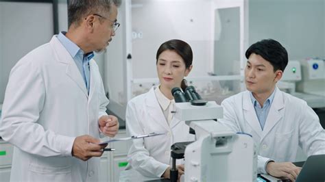 科学家们在做化学实验—高清视频下载、购买_视觉中国视频素材中心