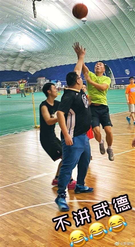 体育 _ 去年还在打三人篮球，今夜已成球队“大腿”！黄旭将是上海男篮二号位的未来？
