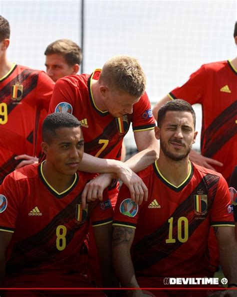 欧洲红魔，比利时国家队拍摄今夏欧洲杯全家福_PP视频体育频道