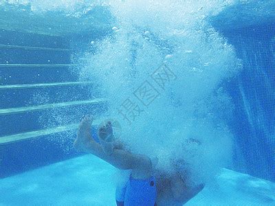 水中自救练习，憋气也比不过小孩！_腾讯视频