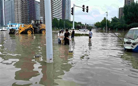 【图集】郑州遭遇历史极值暴雨：城市内涝、围墙坍塌、汽车被淹没|界面新闻 · 影像