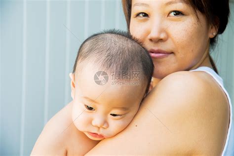 年轻母亲抱着男婴的肖像高清图片下载-正版图片501842785-摄图网