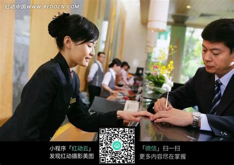 酒店前台办理登记的客人图片免费下载_红动中国
