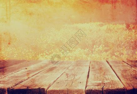 古老的木板桌在梦幻般和抽象的森林湖景色前高清图片下载-正版图片507218101-摄图网