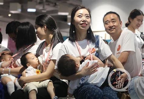 38位母亲集体哺乳 呼吁社会关注母乳喂养-上游新闻 汇聚向上的力量