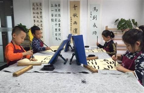 参加书法培训班让小学生喜欢写字_北京汉翔书法教育机构