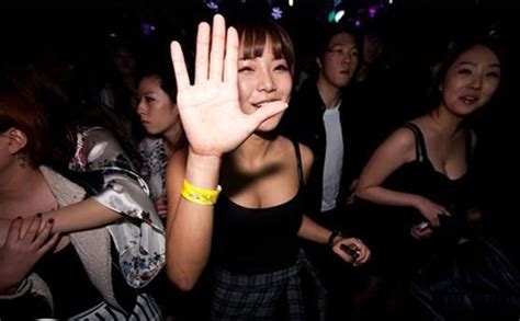 韩国夜店美女实拍 年轻女孩精心打扮后开始夜生活（图） - 手机新蓝网