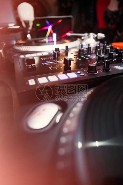 转盘dj黑胶唱片播放器和混音控制器用于DJ播放音乐的模拟和数字声音技术专业工作室音乐会活动集的唱片骑师设高清图片下载-正版图片 ...