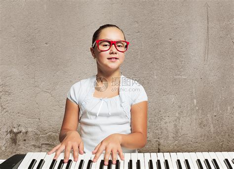 弹钢琴的少女,表演艺术,文化艺术,摄影,汇图网www.huitu.com
