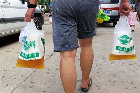 实拍青岛塑料袋装啤酒 2块5一斤散装啤酒 好喝便宜又方便|青岛|塑料袋|塑料_新浪新闻
