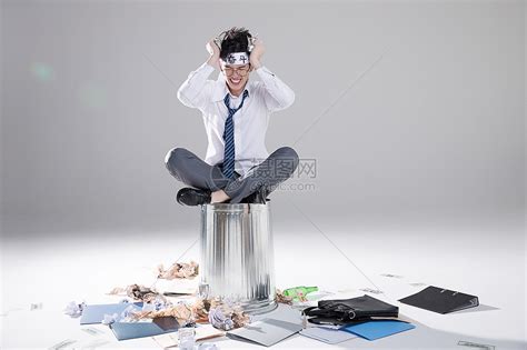 忙碌工作压力大的男性白领高清图片下载-正版图片501055728-摄图网