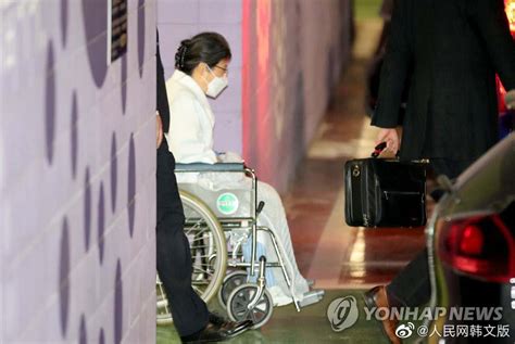 朴槿惠出院画面公开 坐轮椅返回看守所