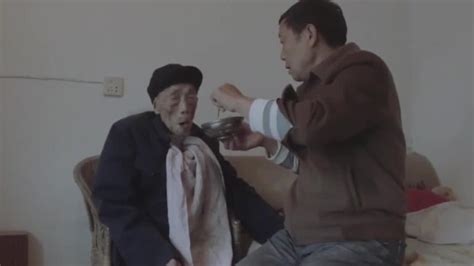 面对90多岁的老父亲 男子感慨：他供你的小 你要供他的老！_凤凰网视频_凤凰网