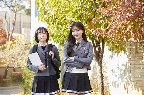 穿着校服上学的韩国初高中生高清图片下载-正版图片502237470-摄图网