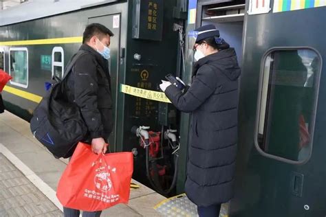 “指尖”上的服务 记拉萨火车站精通手语的售票员 - 看点 - 华声在线