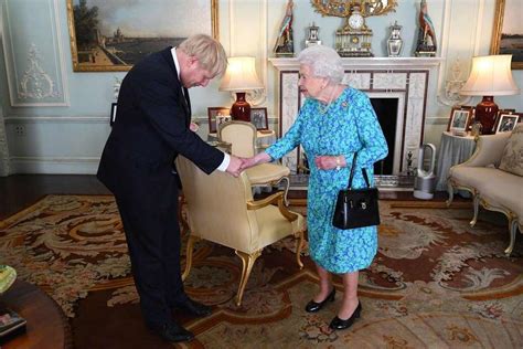 铁打的女王流水的首相 盘点英女王和14任首相的历史风云