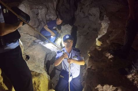 男子探险坠入20米深洞 平塘警方紧急营救-新华网