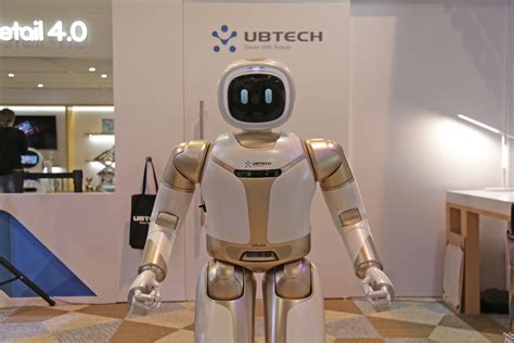 人工智能不断升级，服务机器人为公共场所提供更多新体验_杭州国辰机器人科技有限公司