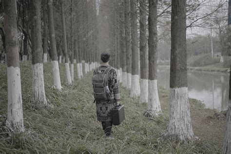树林中的人高清摄影大图-千库网