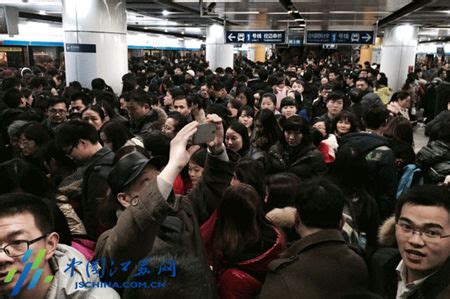 2014跨年夜人流汹涌 南京地铁被“挤爆”（图）_江苏频道_凤凰网