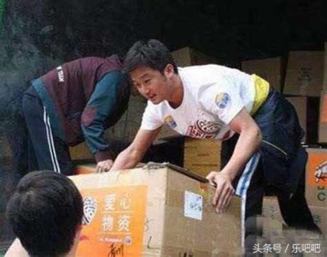 吴京捐100万遭网民谴责“该捐1个亿”
