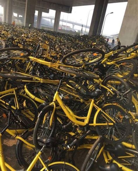 杭州地铁口，共享单车被扔弃，谁干的？