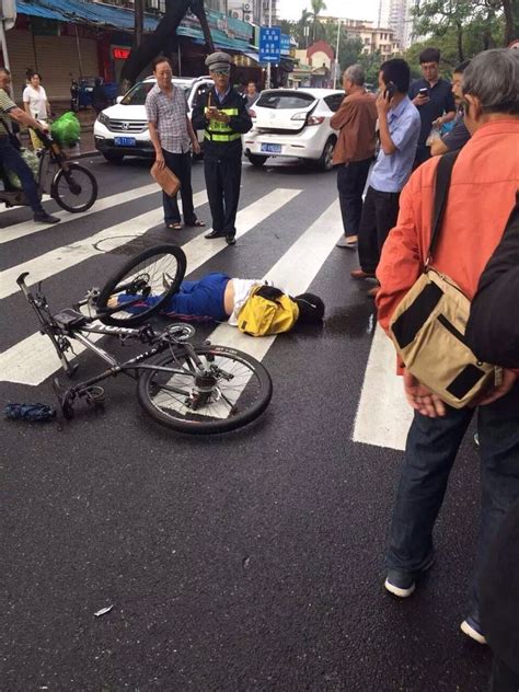 公交车撞自行车 骑车中学生倒在斑马线上出现失忆症状_厦门新闻_海峡网