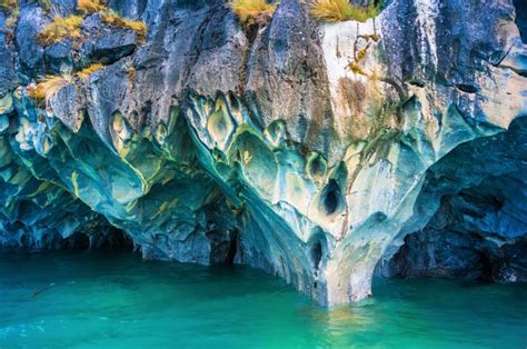 几个世纪以来海浪把这个大理石洞穴雕刻成令人惊叹的形状和图案__凤凰网