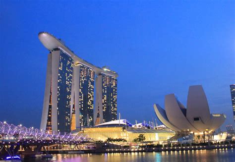 新加坡滨海湾双螺旋桥和金沙酒店高清图片下载-正版图片500998897-摄图网