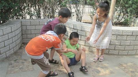 【国外小孩跌倒后摄影图片】上海纪实摄影_太平洋电脑网摄影部落