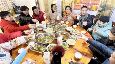 端午节团圆吃粽子的一家人插画图片下载-正版图片401738524-摄图网