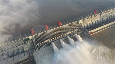 入库流量超5万立方米每秒 三峡大坝开启3孔泄洪-人民图片网