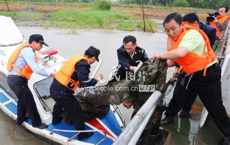 安徽安庆：渔政与公安联合执法巡江-人民图片网