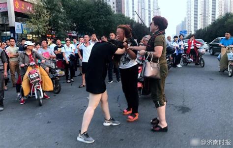 山东济南两女子街头互殴 一人大喊怀孕仍被踢倒_新浪图片