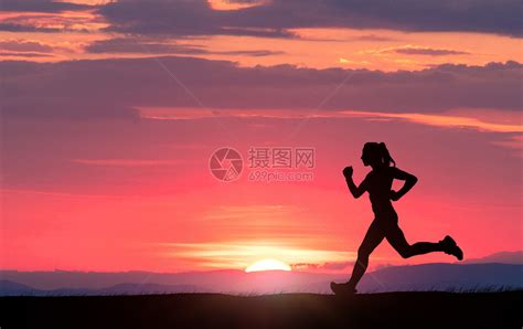 快速奔跑的年轻女子运动员图片-在深色背景下快速奔跑的年轻女子运动员素材-高清图片-摄影照片-寻图免费打包下载