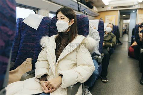 春运坐火车回家的女性高清图片下载-正版图片501701362-摄图网