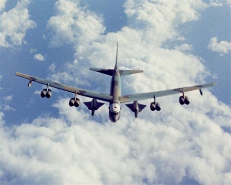 南海飞来不速之客：两架B-52煽动翅膀，赶紧种个岛压压惊_凤凰网