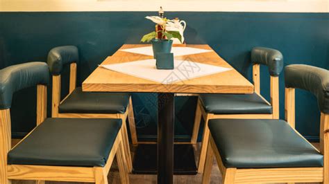 绿色椅子和木制桌简单的现代家具厨房餐桌高清图片下载-正版图片504581011-摄图网