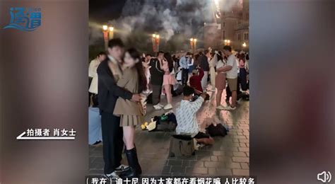 上海迪士尼情侣“流水线式”接吻拍照？网友直呼尴尬到抠出城堡！ - 侬好上海 - 新民网