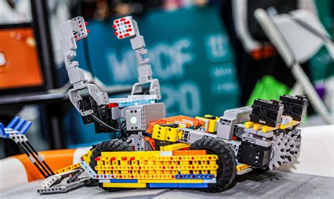 电子工程学院学子在2018世界机器人大赛机器人格斗大赛中勇夺2项冠军，3项一等奖，1项三等奖