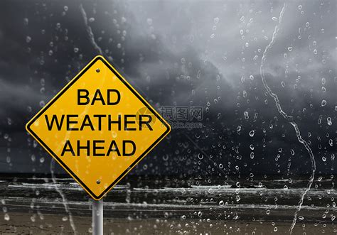 前方暴风雨天空下恶劣天气的黄色警告标志高清图片下载-正版图片300463969-摄图网