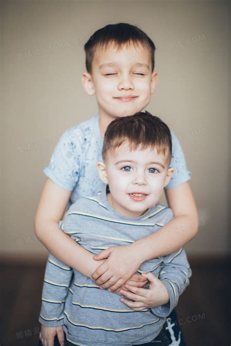 两个小兄弟男孩玩乐与高清图片下载-正版图片502909180-摄图网