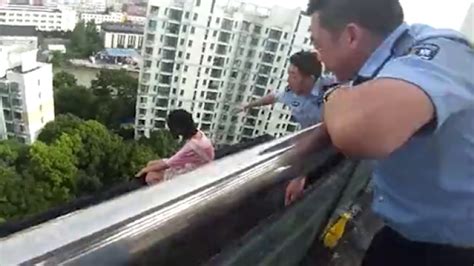 女孩独坐高楼边缘沉默不语，上海民警翻越栏杆成功营救_凤凰网视频_凤凰网