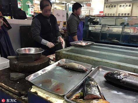 在鱼市场销售的新鲜鱼高清图片下载-正版图片307119091-摄图网