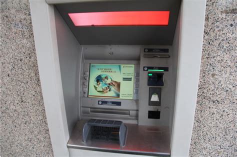 将自动取款机卡插入银行机器高清图片下载-正版图片502573518-摄图网
