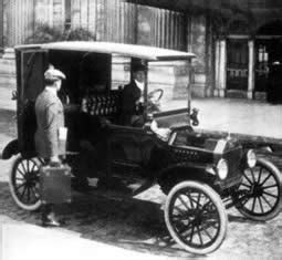 历史上的今天10月7日_1913年亨利·福特开始在车场用集装线路。
