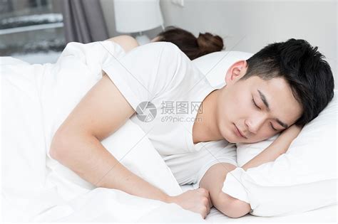 躺在床上的压抑的老年人睡不着失高清图片下载-正版图片506266863-摄图网